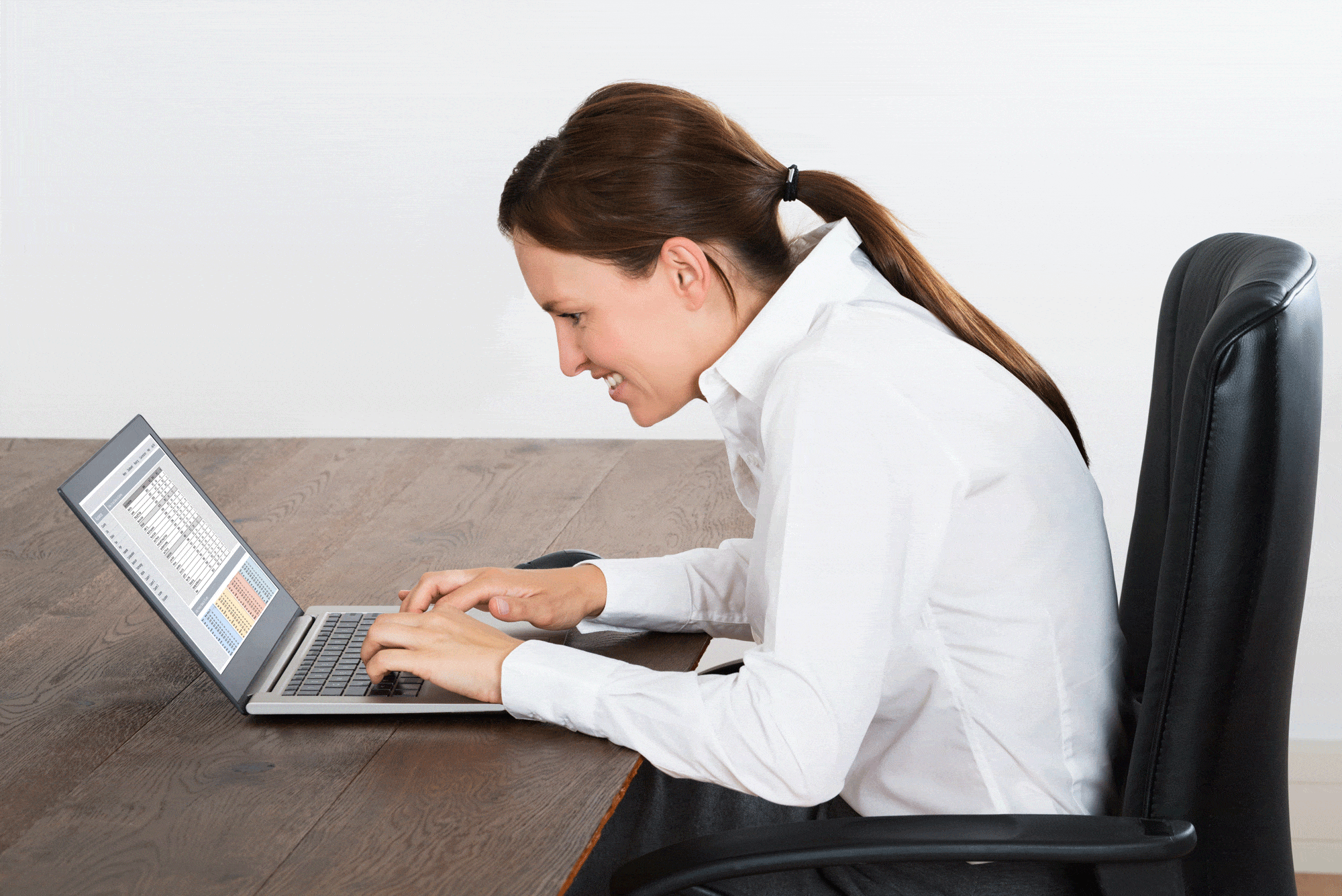 Sms шея. Люди сидят в офисе. Женщина сутулится. Сутулиться за компьютером. Человек перед компьютером.